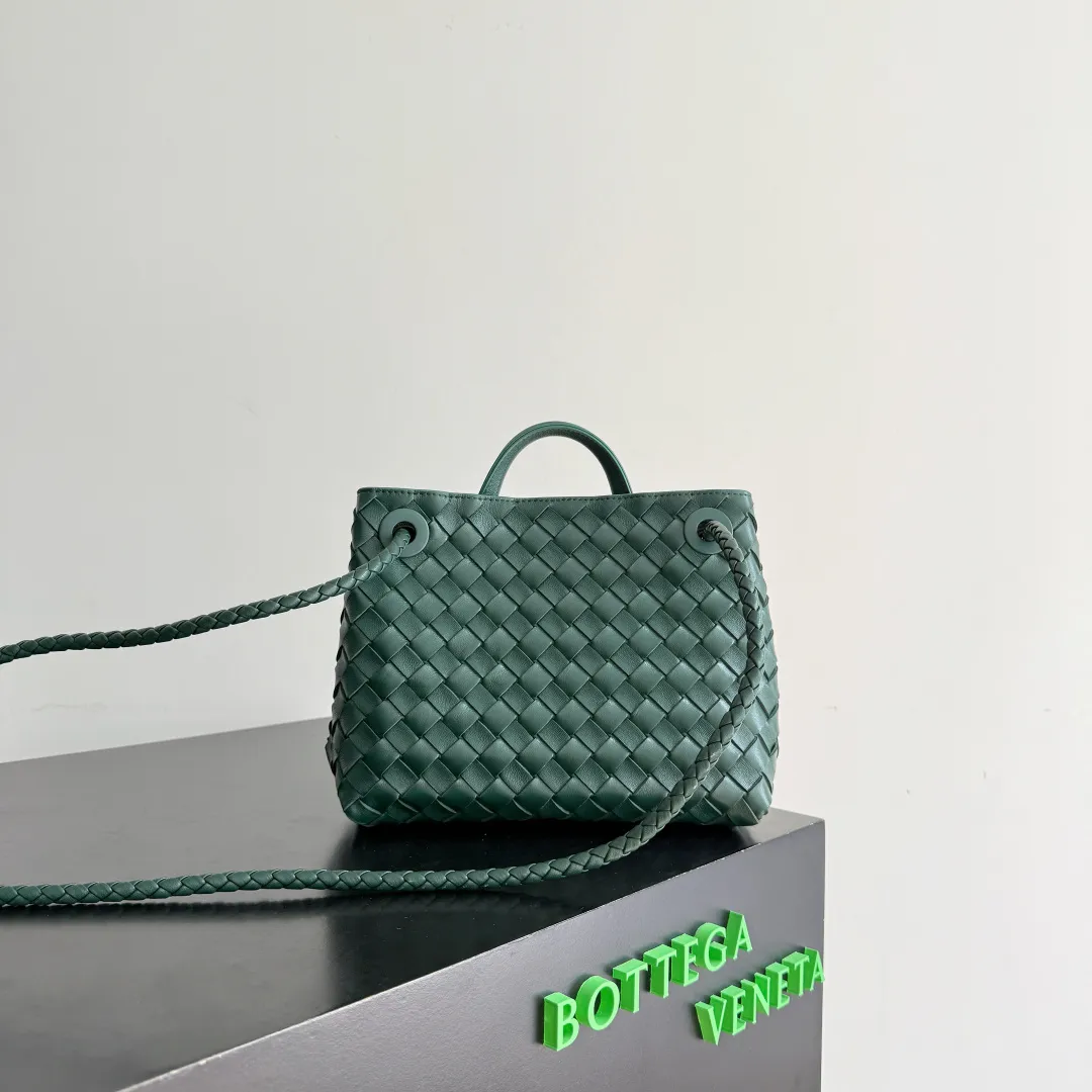 The new Andiamo batch of 3060 BV is shipped‼ ️The classic intercciato weaving process is used to create a soft bag, the metal knot is made of micro-cast aluminum using jewelry technology🪢, and the decorative beads are made of metal and hand-polished oak, allowing you to jump repeatedly between elegance and fun💃, making it unpredictable. Classic and versatile, it shows off your temperament, and the bag has a large capacity, making it very convenient for daily commuting! It has a variety of carrying methods, the shoulder straps can be adjusted by yourself, the original lambskin feels soft and delicate, and the unisex style breaks gender boundaries and brings a more practical and long-lasting use experience. The Andiamo, which has both elegant and casual styles, perfectly interprets the "fashionable old money style". Style No.: 743568+Wood Hardware Color: Emerald Size: 25*22*10.5cm